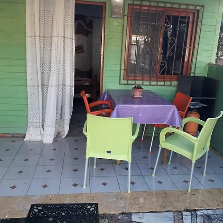 홈스테이 Kolonia E Artistave