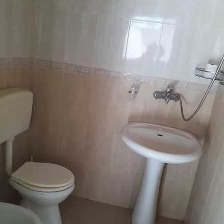 Kolonia E Artistave Privatunterkunft