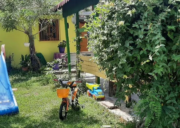 Kolonia E Artistave 民宿 *